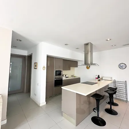 Apartment Sea View With Jacuzzi In Paceville! San Ġiljan